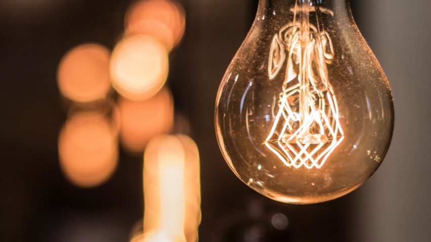 lumina, bec - foto - unsplash