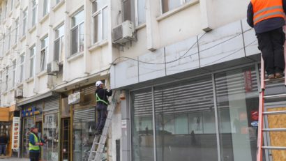 CONSTANȚA: Fațadele clădirilor de pe strada Ștefan cel Mare, eliberate de cabluri