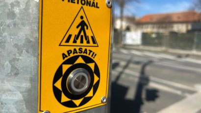 CONSTANȚA: Semaforul „inteligent” situat la trecerea de pietoni de la intersecția bulevardului Tomis cu strada Ștefan cel Mare, pus în funcțiune