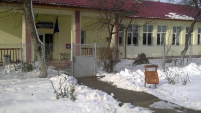 TULCEA: Programul de consolidare a clădirilor cu risc seismic, o șansă pentru școlile cu toalete în exterior