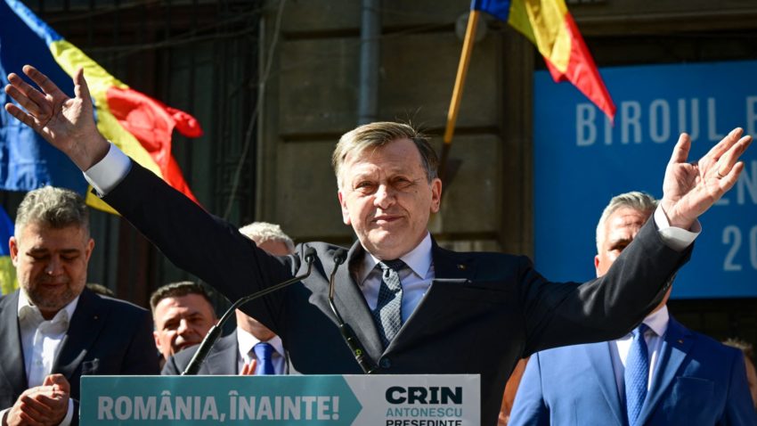 Prezidențiale 2025: CCR analizează două contestații împotriva candidaturii lui Crin Antonescu