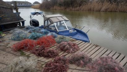 TULCEA: Sute de metri de plase cu captură de pește, descoperite de polițiștii de frontieră în lacul Sinoe