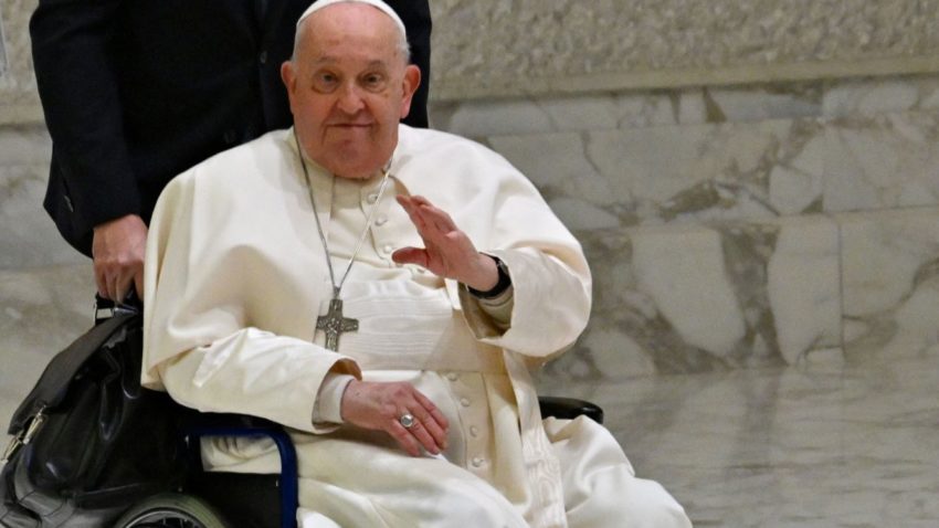 Papa Francisc va fi externat și revine la reședința sa de la Vatican