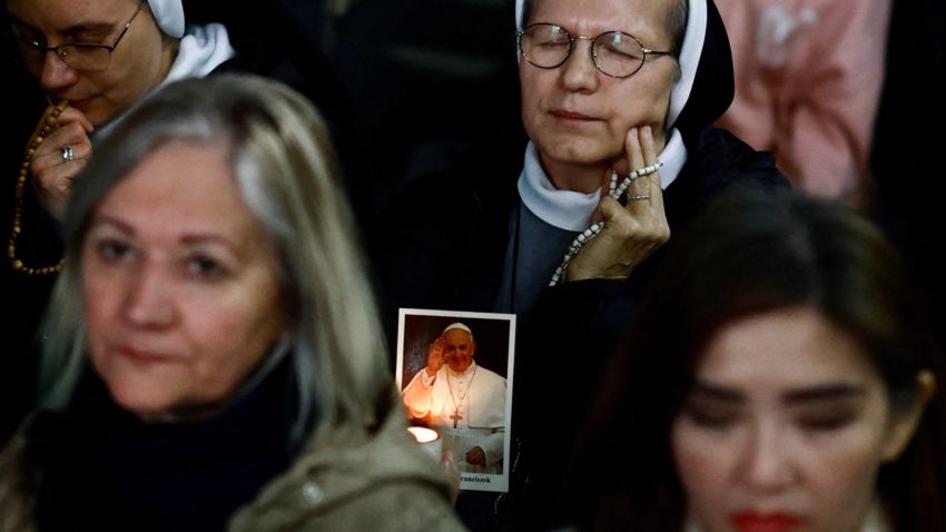 Starea de sănătate a Papei Francisc rămâne „stabilă”