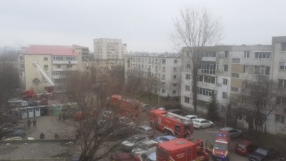 UPDATE | Arde mansarda unui bloc din Constanța