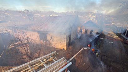 FOTO, VIDEO | Județul TULCEA: O casă din localitatea Somova, cuprinsă de flăcări – UPDATE