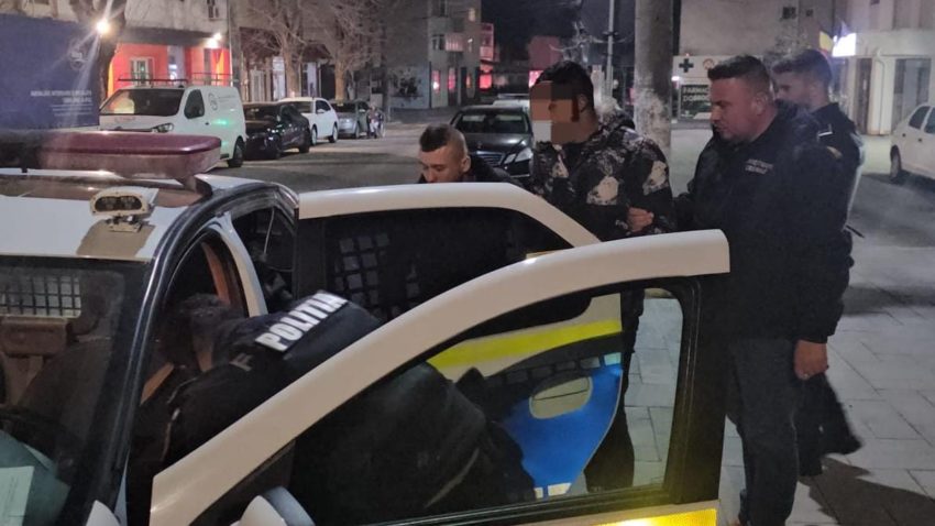 MEDGIDIA: Trei bărbați și un minor, reținuti de polițiști, fiind bănuiți de tâlhărie calificată. Ar fi furat fier vechi și unul dintre ei l-a atacat pe paznicul ce i-a surprins