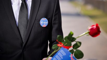 Partenerii proiectului #SigurantaOnline împart flori și recomandări pentru protecția digitală a doamnelor și domnișoarelor