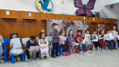 (AUDIO-VIDEO) Îmbrățișări, zâmbete și emoții la serbarea micuților de la Grădinița 42 din Constanța dedicată mămicilor