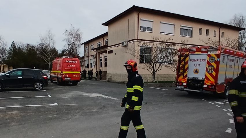 ALERTĂ la Școala din Cuza Vodă, din cauza unui miros chimic persistent