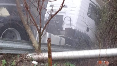 SIBIOARA: Un bărbat a fost rănit în urma unui accident produs între un autotren și o mașină