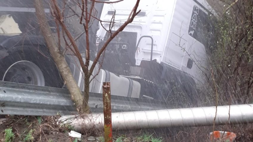 SIBIOARA: Un bărbat a fost rănit în urma unui accident produs între un autotren și o mașină