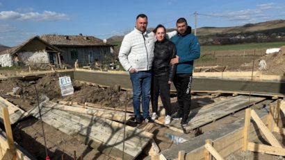 (FOTO) TULCEA: Polițist, în sprijinul unei familii rămase fără locuință