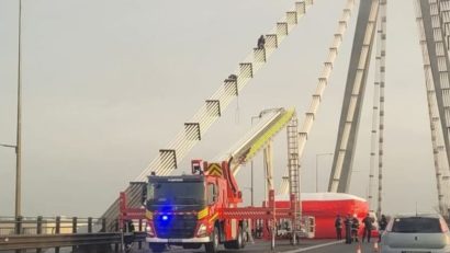 UPDATE | Protest la înălțime pe podul de la Agigea
