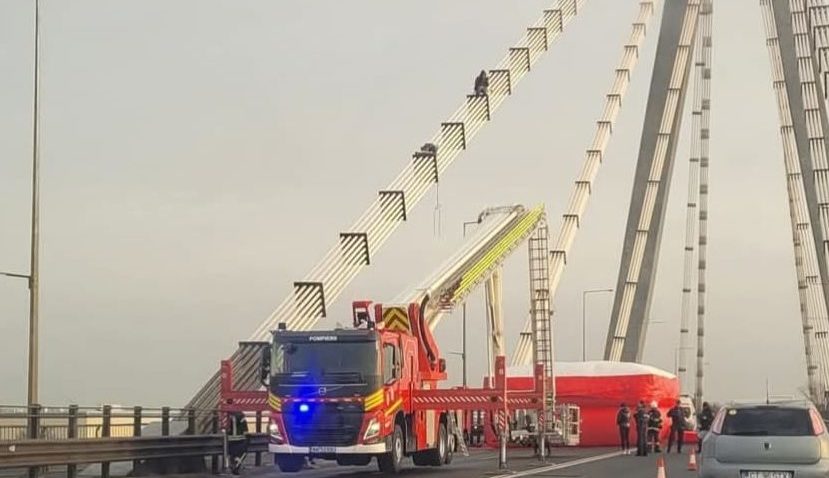 UPDATE | Protest la înălțime pe podul de la Agigea