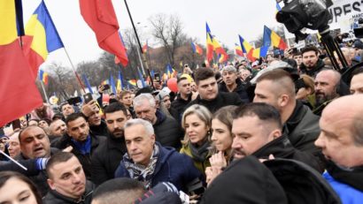 Protest AUR în Capitală. Călin Georgescu își amână depunerea candidaturii