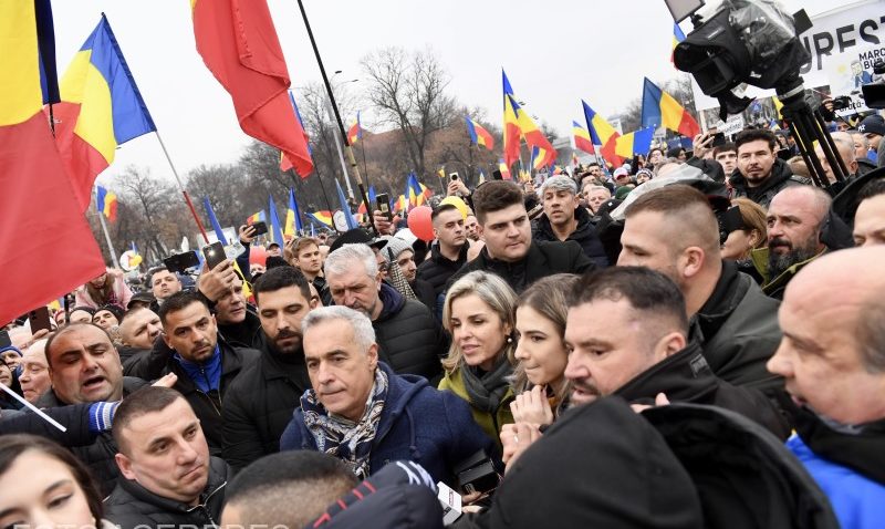 Protest AUR în Capitală. Călin Georgescu își amână depunerea candidaturii