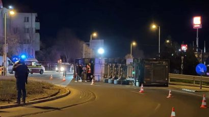 UPDATE | Un TIR încărcat cu animale s-a răsturnat pe A4 la ieșire din Ovidiu