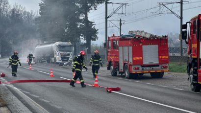 (UPDATE) COMARNIC: Traficul pe DN 1, deviat din cauza scurgerilor de acid sulfuric dintr-o cisternă