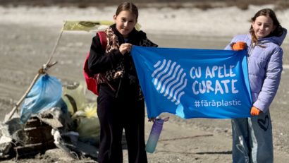 Tone de deșeuri strânse de voluntari de pe plaja din SULINA