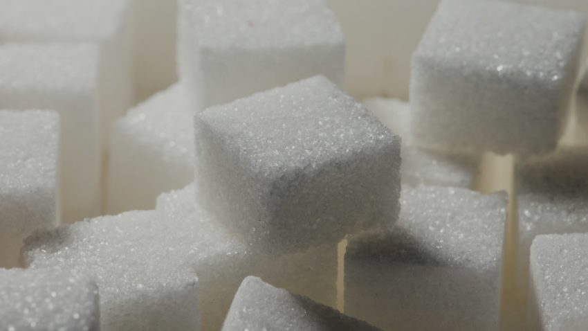 AUDIO: Sucurile îndulcite, cafeaua și ceaiul instant, băuturile energizante interzise spre a fi comercializate în unitățile de învățământ