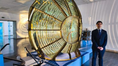 Piesa de patrimoniu: Lentila din cristal a farului de aterizare de la Tuzla