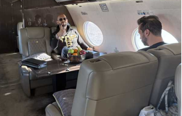 Frații Tate revin în România cu un avion privat