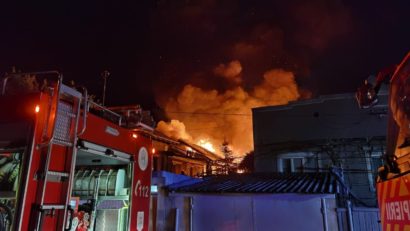 Incendiu puternic la NUNTAȘI. O femeie cu multiple arsuri a fost transportată la spital
