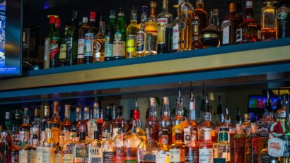 Trump amenință UE că-i va taxa cu 200% băuturile alcoolice dacă nu elimină taxele vamale pentru whisky