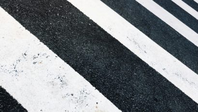 CONSTANȚA: O femeie care se afla pe trecerea de pietoni, lovită de un autobuz. Accidentul s-a produs pe strada Suceava