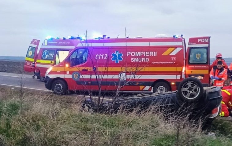 Accident rutier pe DN 22, la OITUZ. Două autoturisme s-au răsturnat