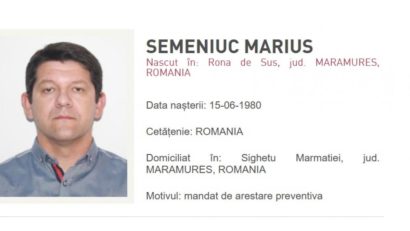 Una dintre cele trei persoane reținute sub acuzația de trădare a fost dată în urmărire