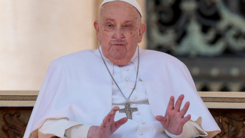 VATICAN: Apariţie surpriză a Papei Francisc în mijlocul credincioşilor în Piaţa Sfântul Petru