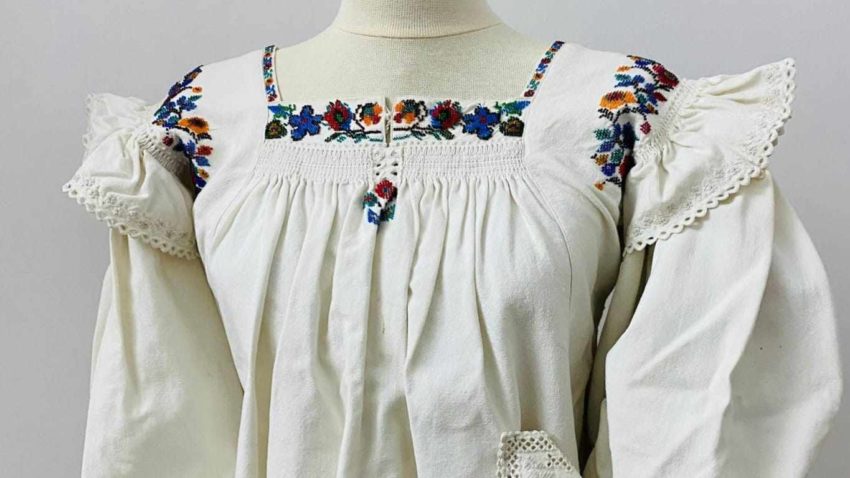„Cămașă maramureșeană de sărbătoare”, exponatul săptămânii la Muzeul de Artă Populară Constanța