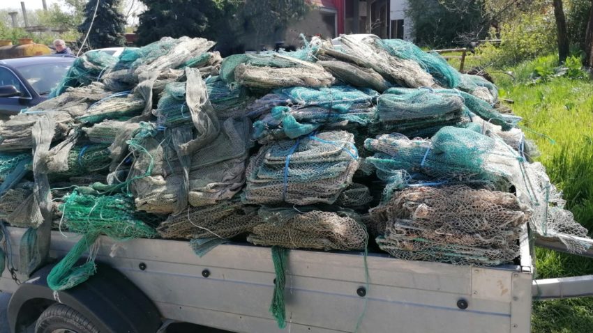 Inspectorii ARBDD au distrus mai multe tipuri de unelte de pescuit confiscate