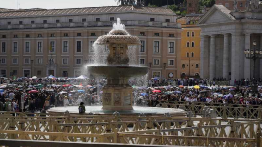 Funeralii Papa Francisc/ Credincioșii încep să-și ia rămas-bun de la Papa Francisc