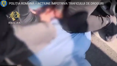 CONSTANȚA: Trei persoane reținute, după ce au primit colete cu droguri