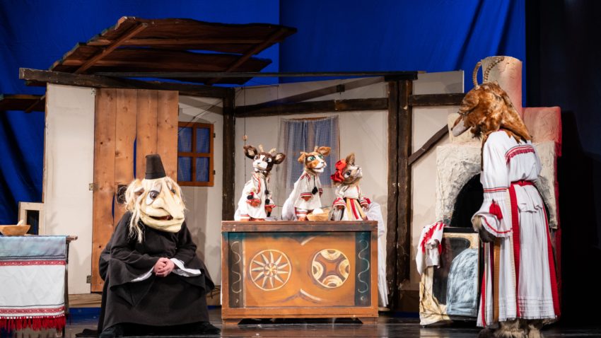 Spectacolul “Capra cu trei iezi”, pe scena Teatrului pentru Copii și Tineret “Căluțul de Mare”