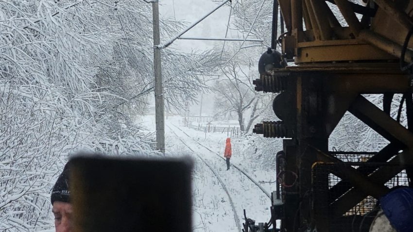 CFR: Circulația trenurilor pe raza regionalelor IAȘI și BRAȘOV, afectată de ninsori și vânt puternic