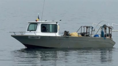 Pescador neînregistrat, propulsat de un motor furat și cu aproape 800 de kg de calcan la bord, depistat de Garda de Coastă