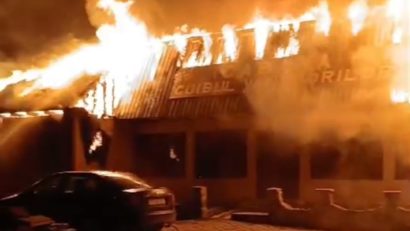 UPDATE – Județul CONSTANȚA: O cabană vânătorească din satul Dropia, comuna Tortoman, cuprinsă de foc
