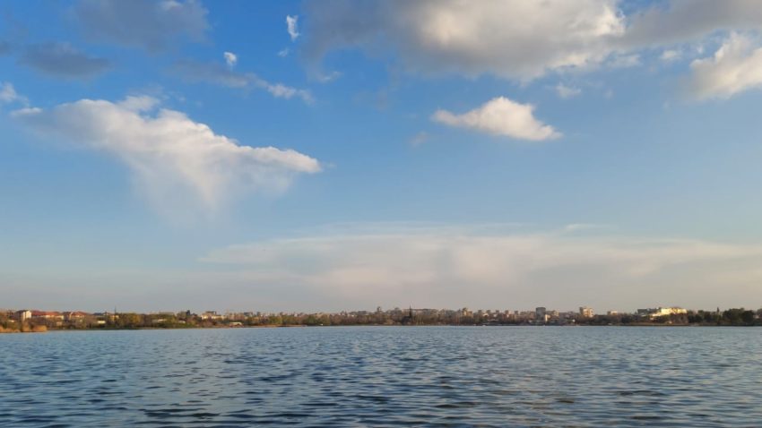 Lacul Tabacarie, nori, vreme frumoasa - foto - ds