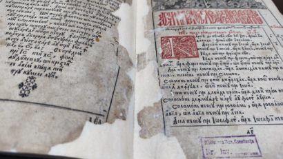 Piesa de patrimoniu | Noul Testament tipărit în anul 1648, cel mai vechi volum de carte românească deținut de Biblioteca Județeană Constanța