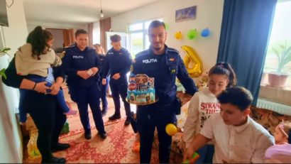 Eva, o fetiță de 4 ani, a primit o vizită surpriză din partea polițiștilor constănțeni