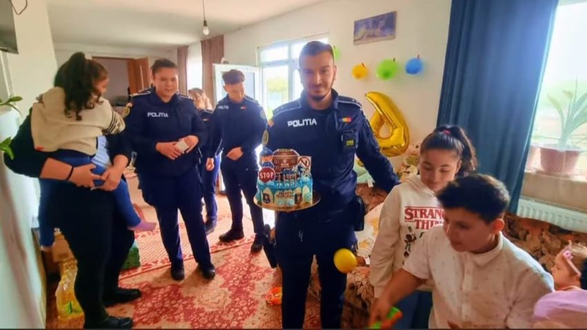 Eva, o fetiță de 4 ani, a primit o vizită surpriză din partea polițiștilor constănțeni