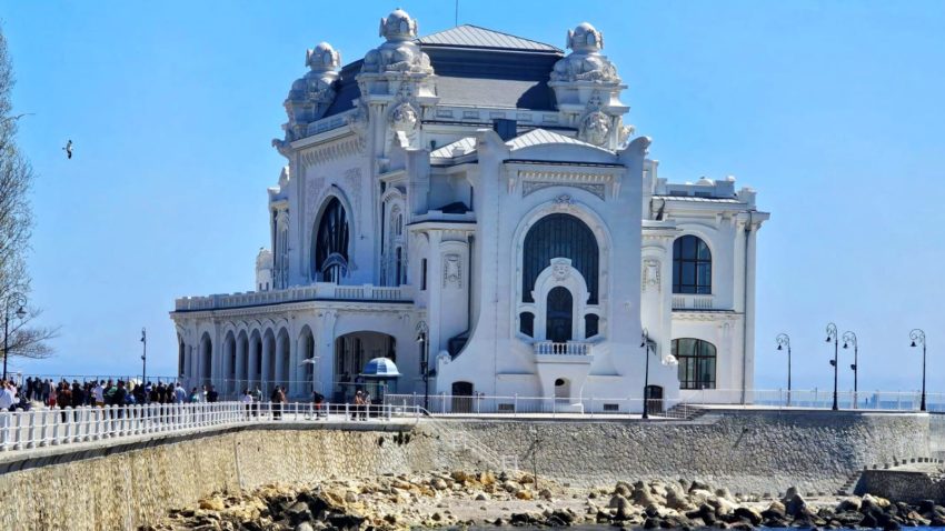 AUDIO | Care sunt curiozitățile turiștilor care vizitează Cazinoul? Interviu cu ghidul Mădălina Țugui