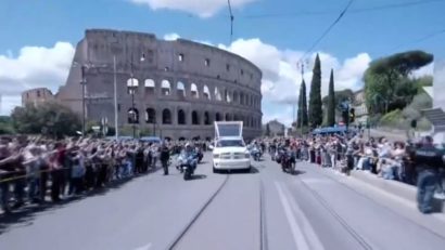 Funeralii Papa Francisc – Cortegiul funerar al papei se deplasează prin Roma în mijlocul a mii de oameni