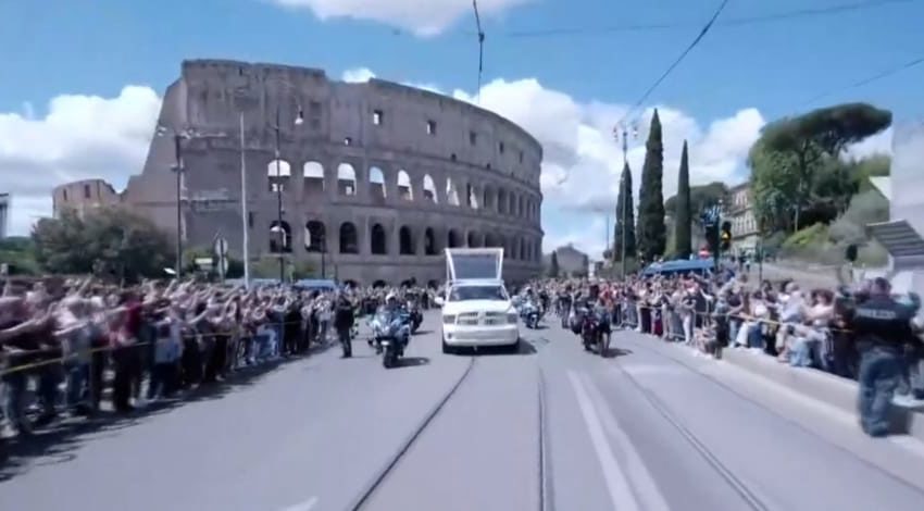 Funeralii Papa Francisc – Cortegiul funerar al papei se deplasează prin Roma în mijlocul a mii de oameni