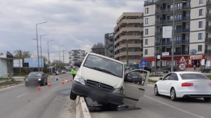 FOTO | Accident rutier între trei autovehicule, la Hanul Piraților