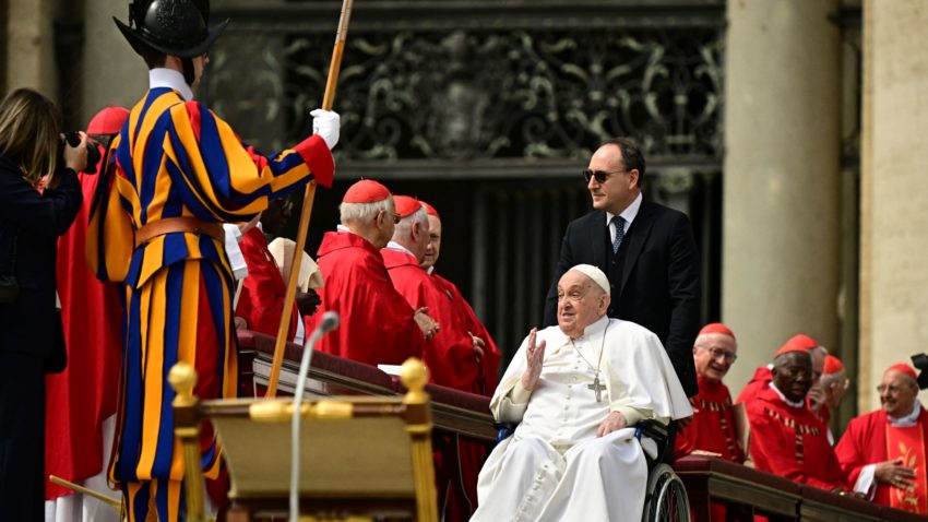 Papa Francisc a coborât în Piața Sfântul Petru după slujba de Florii